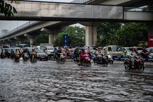 Chùm ảnh: Mưa lớn khiến nhiều tuyến phố của Hà Nội ngập sâu trong nước - Ảnh 1